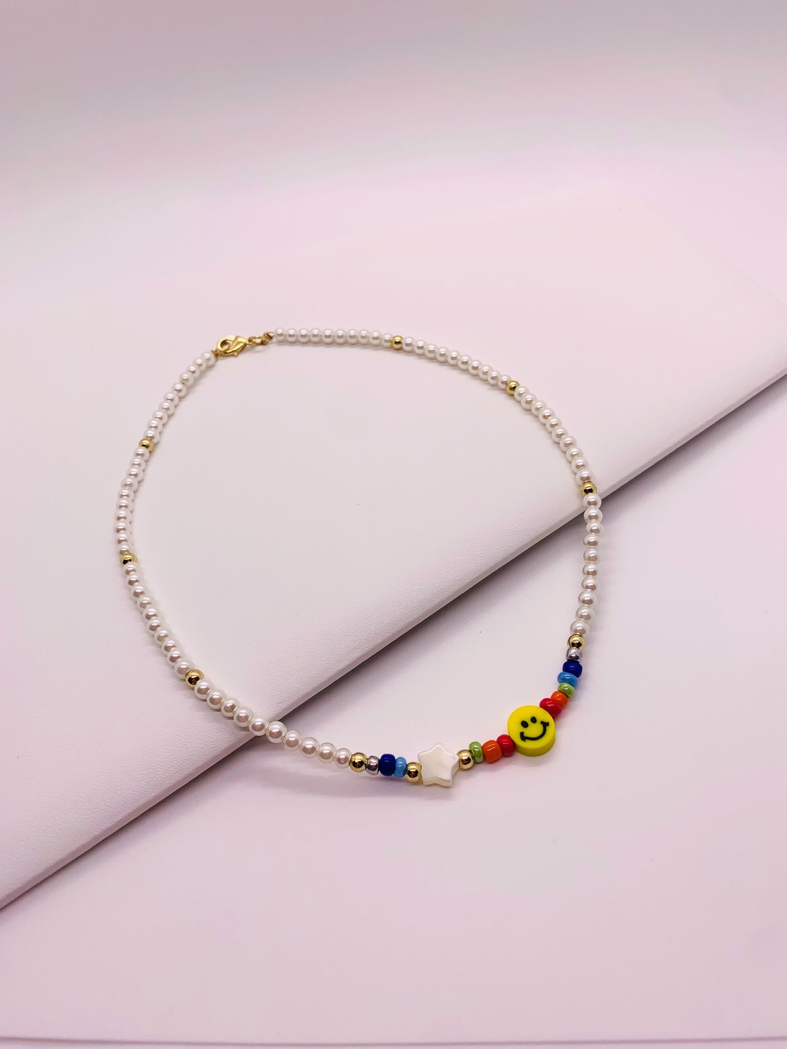 Collar de perlas con carita y estrella