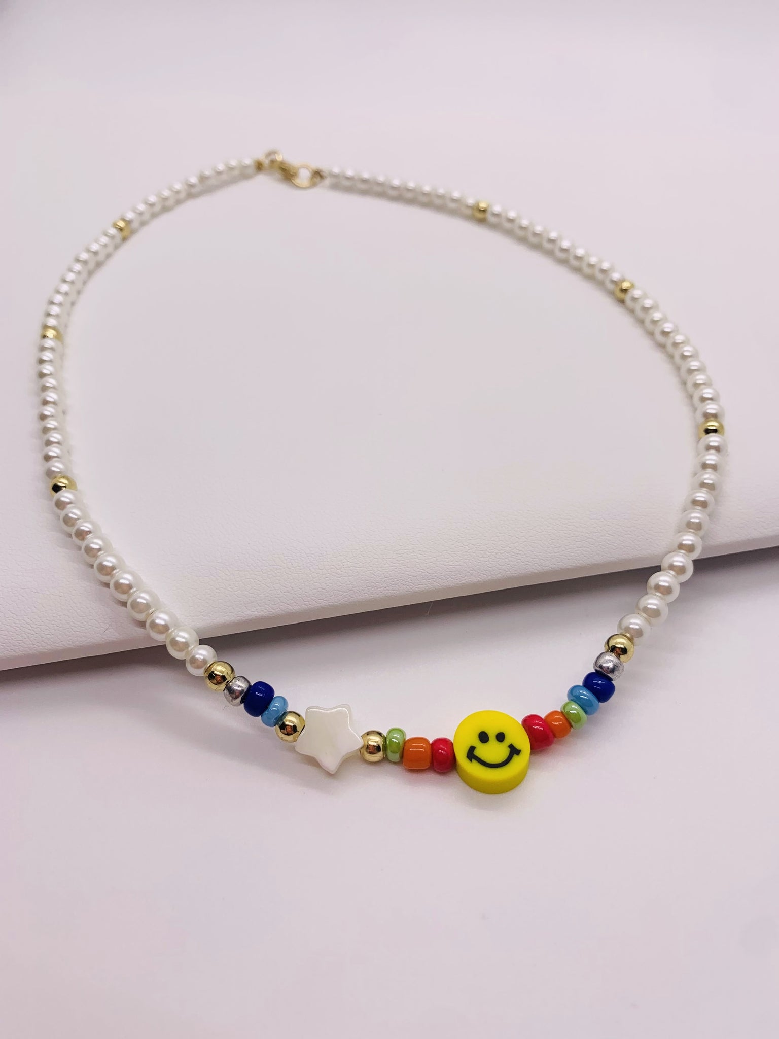 Collar de perlas con carita y estrella