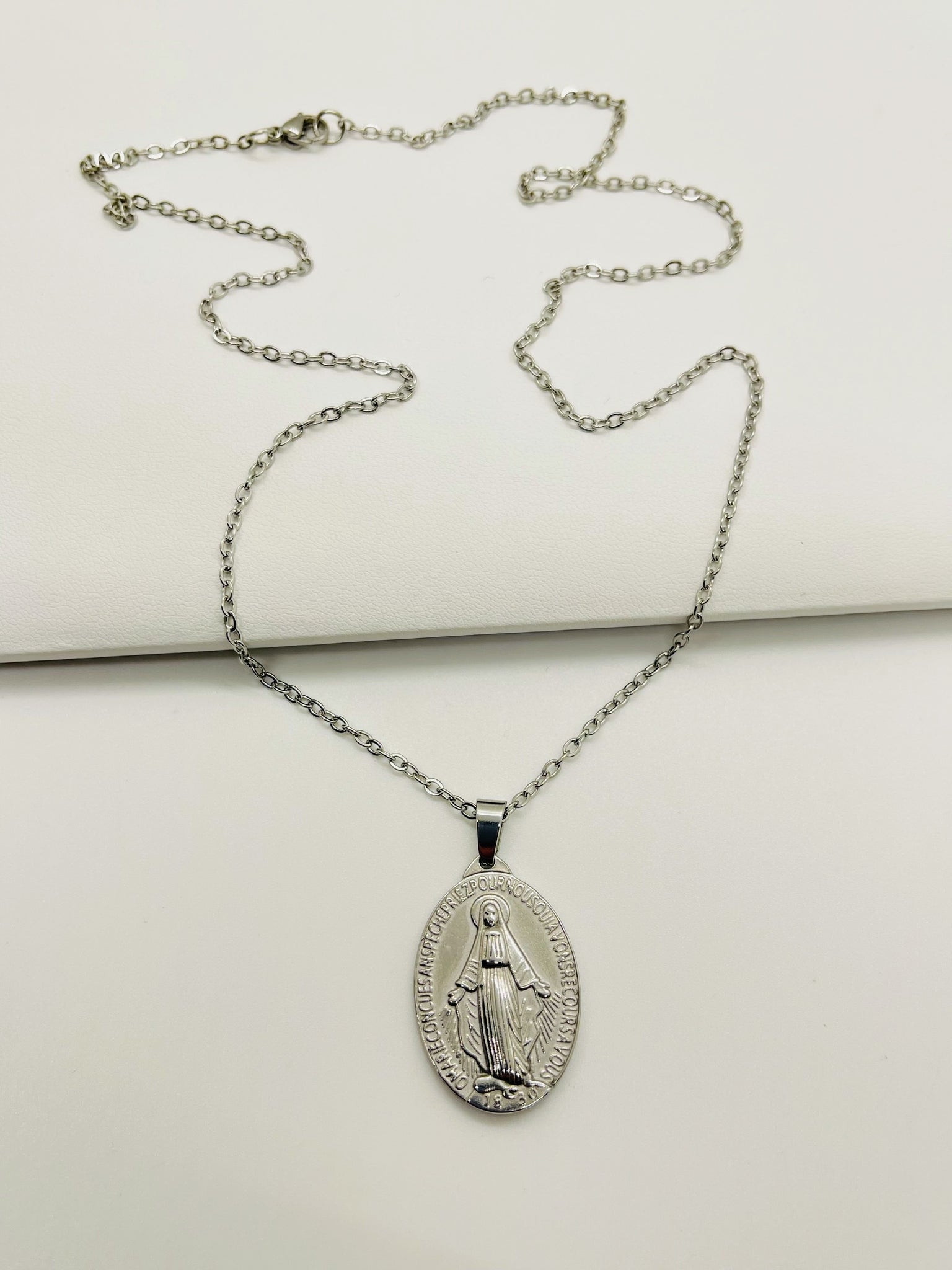 Cadena Virgen Milagrosa mediana