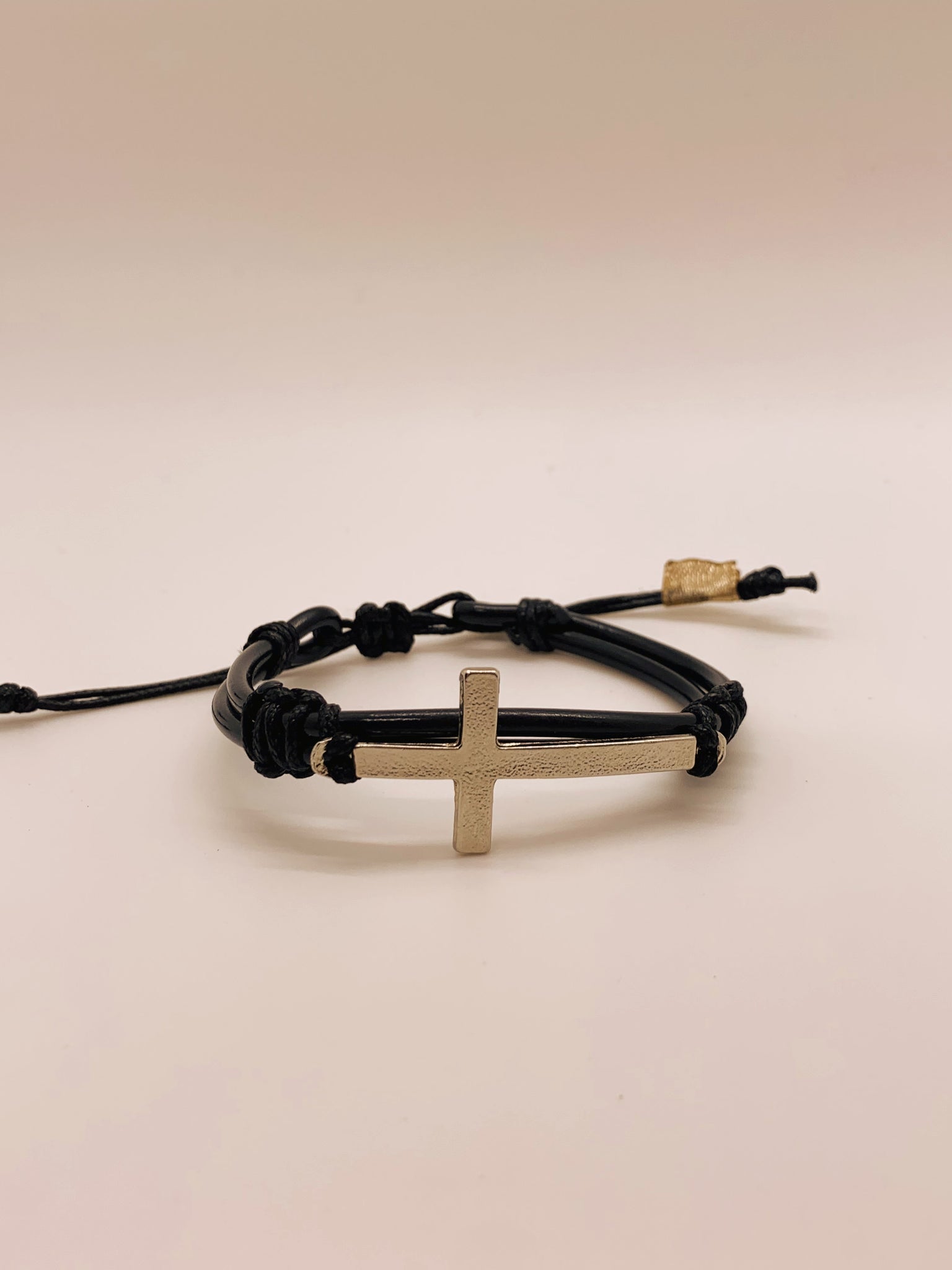 Pulsera de cruz negra