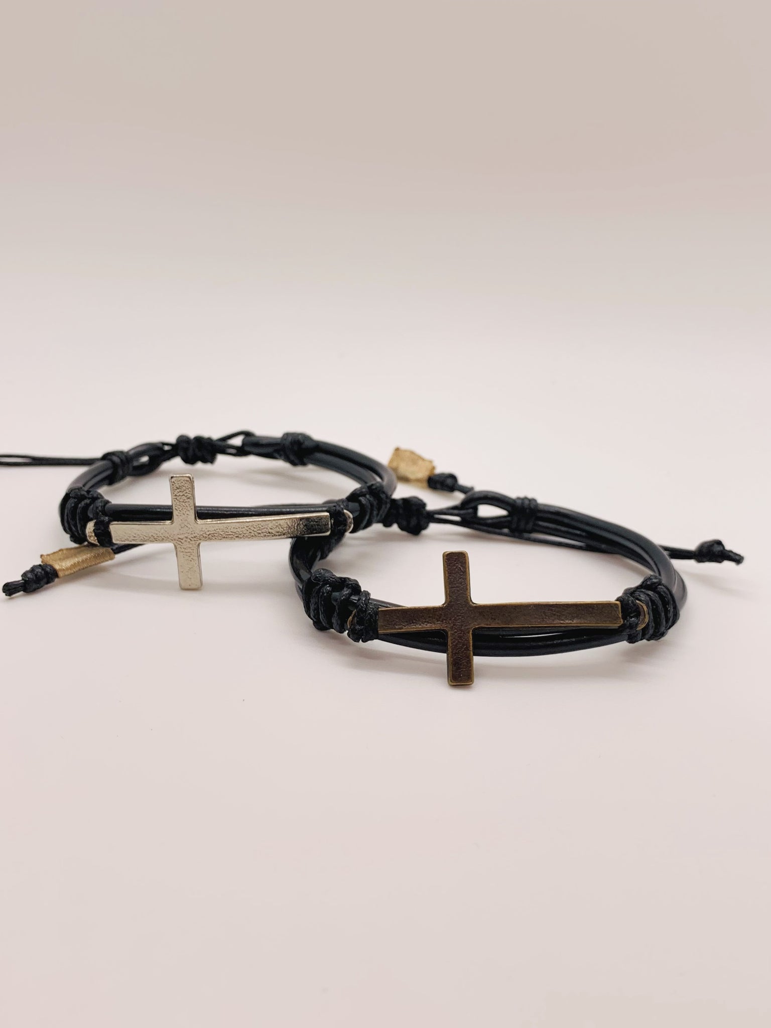 Pulsera de cruz negra